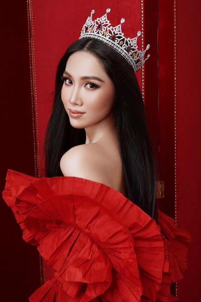 Hoa hậu Việt chỉ trích quản lý Tangmo Chiếc Lá Cuốn Bay