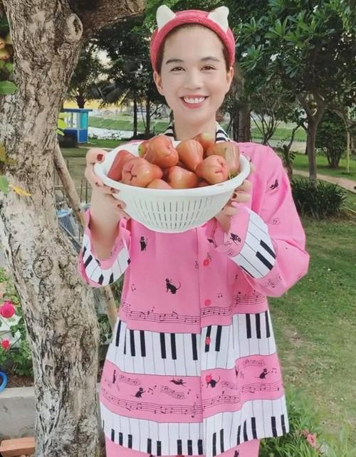 Đồ ngủ sao Việt: Đào Bá Lộc váy ngủ nữ tính hơn cả đồ bộ Ngọc Trinh-6