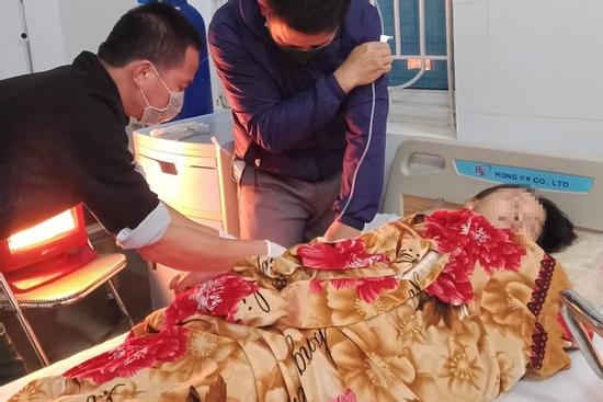 Đi học về thấy bạn ăn lá ngón tự tử, 2 nữ sinh cũng ăn theo