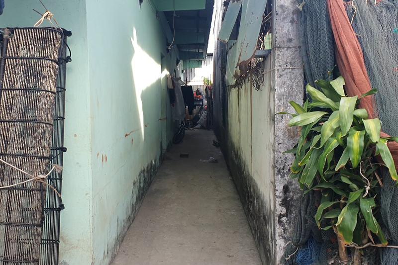 Bé gái bán vé số bị người thân hành hạ hơn 1 tiếng không ai can-1