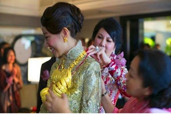 Ngày cưới mẹ chồng cho con dâu cả ký vàng, trùm cuối mới bất ngờ-2