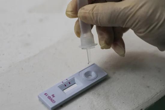 Có hay không hiện tượng Omicron 'né' test nhanh?