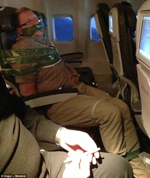 Mắt tròn mắt dẹt những trò kỳ quặc hành khách làm trên máy bay-3
