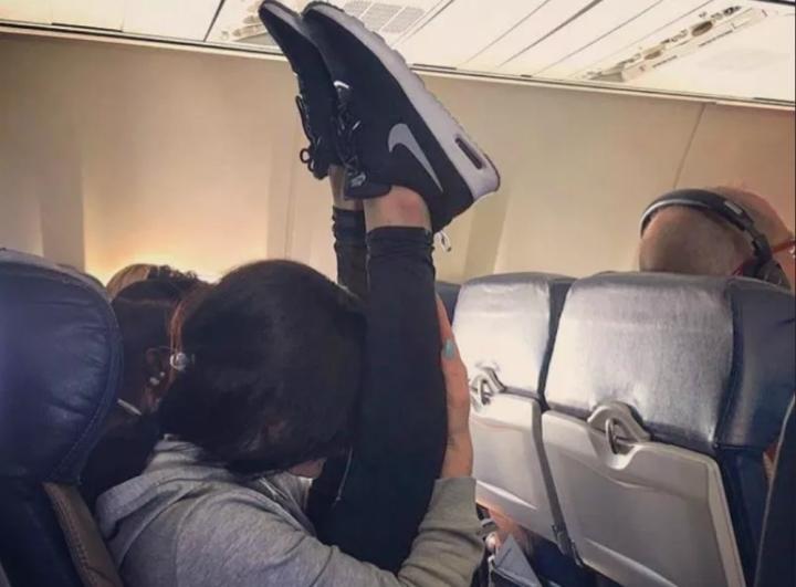 Mắt tròn mắt dẹt những trò kỳ quặc hành khách làm trên máy bay-4