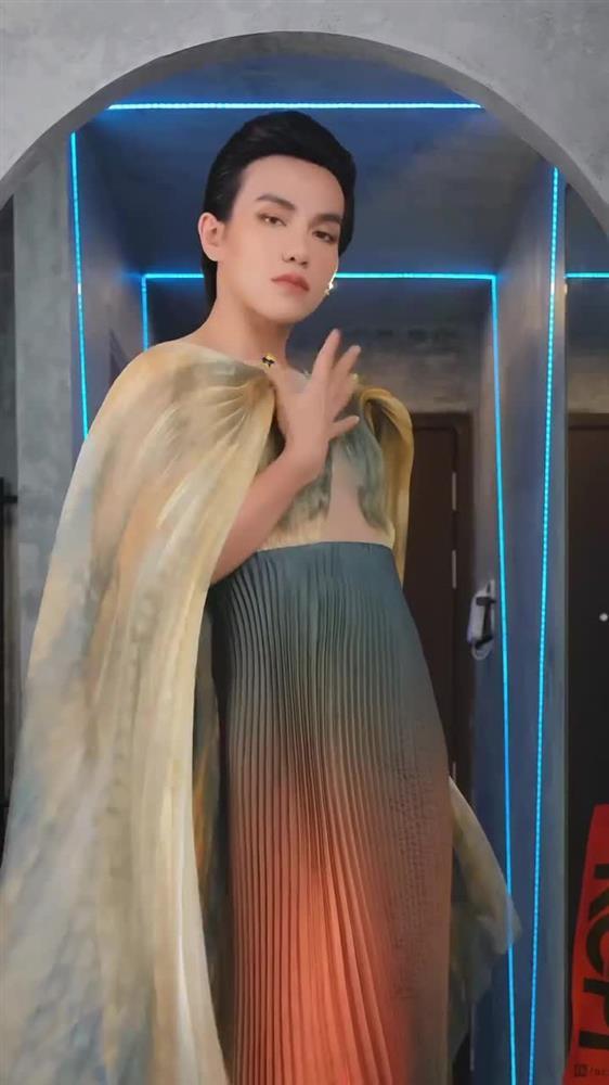 Beauty blogger Call Me Duy mặc đầm dạ hội ăn mừng khỏi Covid-19-3