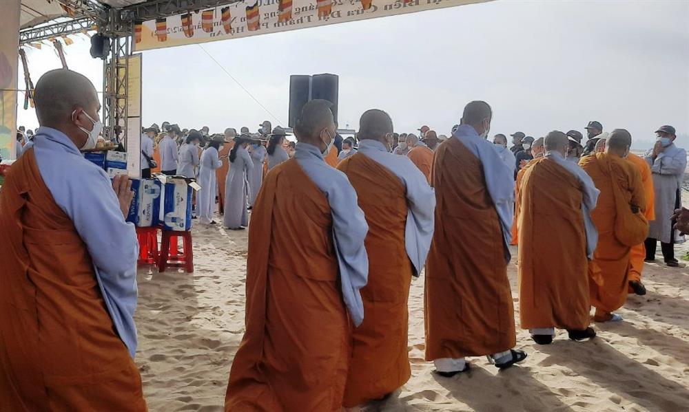 Ngàn người dự lễ cầu siêu cho 17 nạn nhân vụ lật ca nô ở Quảng Nam-4