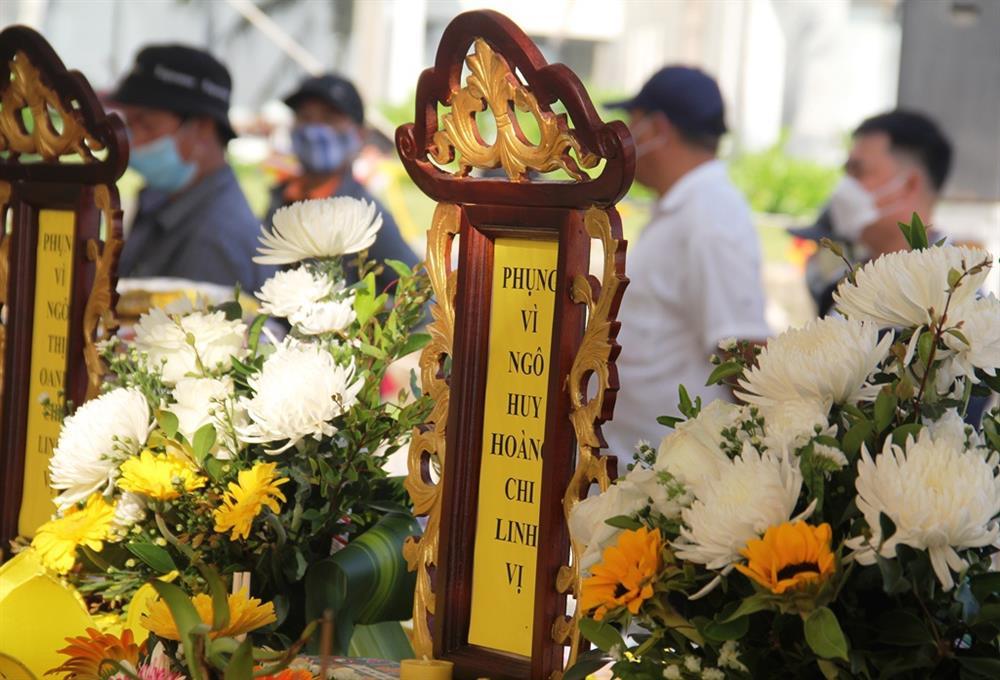 Ngàn người dự lễ cầu siêu cho 17 nạn nhân vụ lật ca nô ở Quảng Nam-8