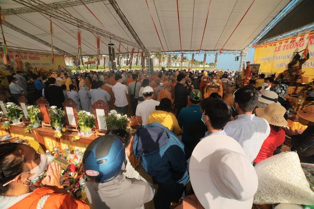 Ngàn người dự lễ cầu siêu cho 17 nạn nhân vụ lật ca nô ở Quảng Nam-10