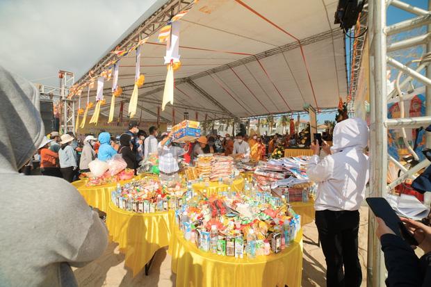 Ngàn người dự lễ cầu siêu cho 17 nạn nhân vụ lật ca nô ở Quảng Nam-9