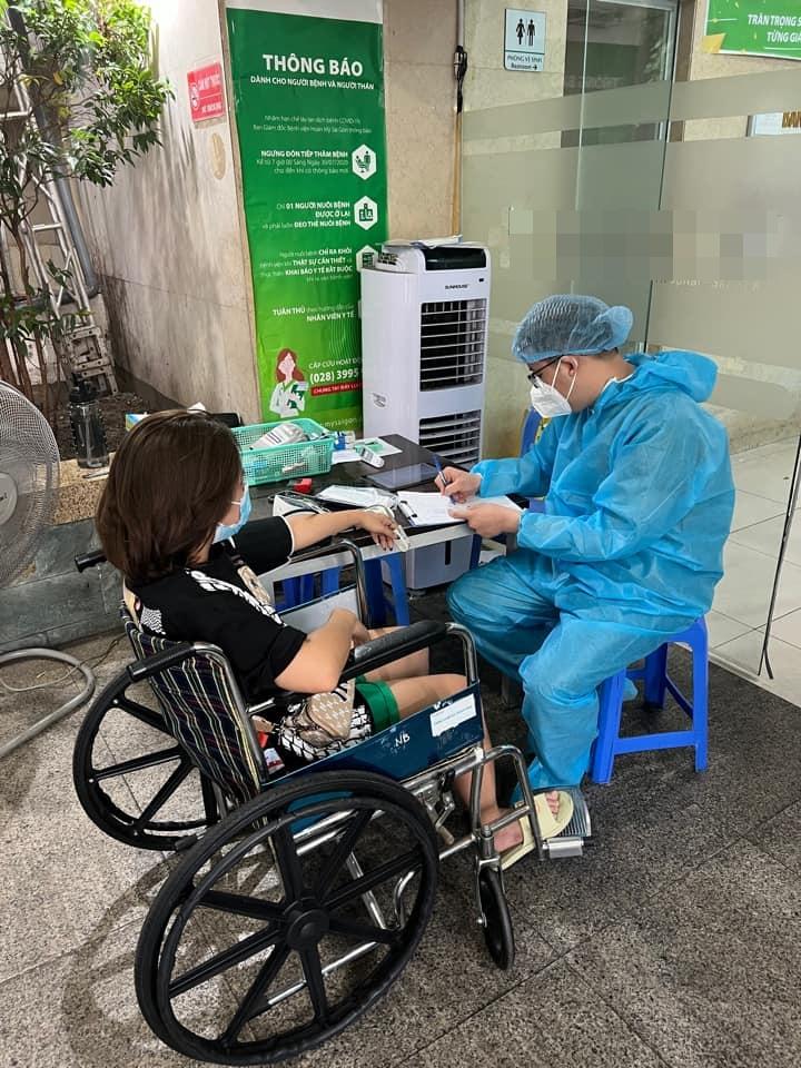 Nữ diễn viên Vbiz ngã đập đầu sàn nhà, suýt văng ra đường-3