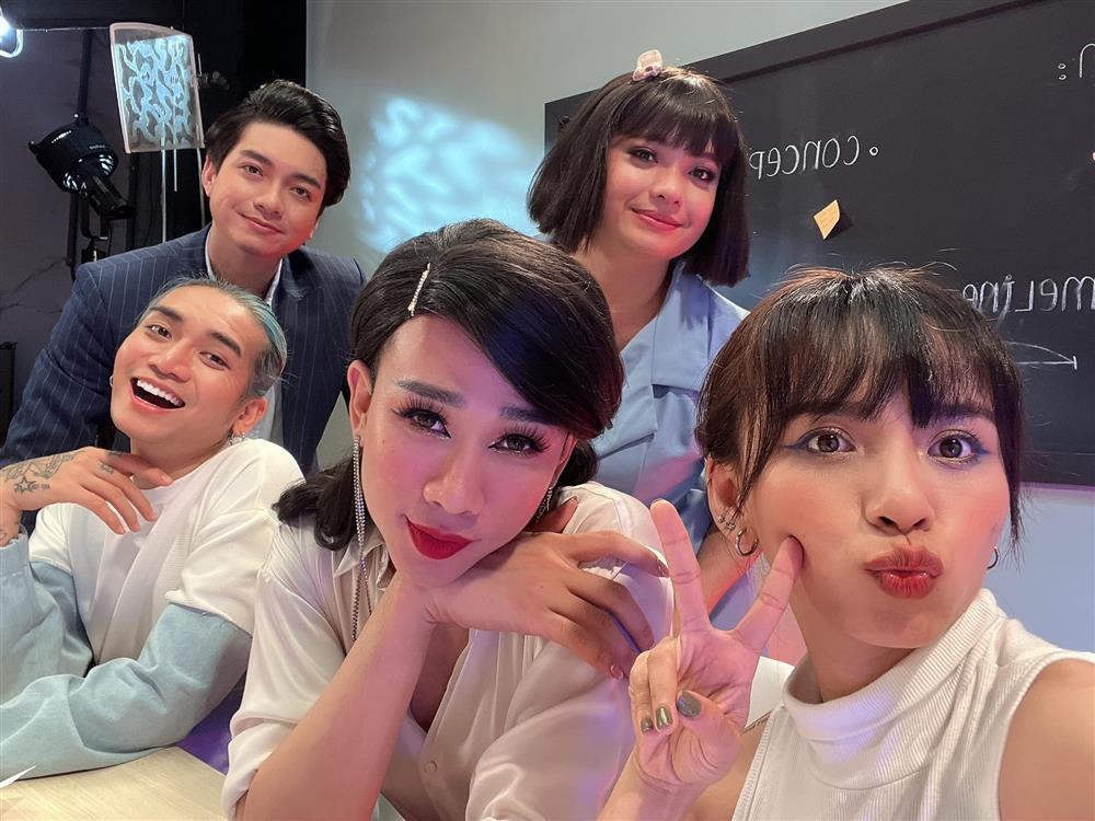 Nữ diễn viên Vbiz ngã đập đầu sàn nhà, suýt văng ra đường-7