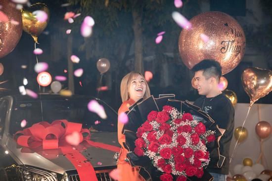 Giám đốc mua Mercedes tặng vợ 8/3, chi hơn 100 triệu decor