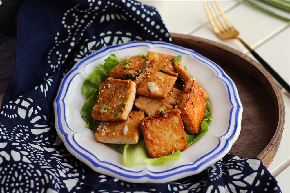 2 mẹo nhỏ khi chiên đậu phụ giúp không dính chảo-1