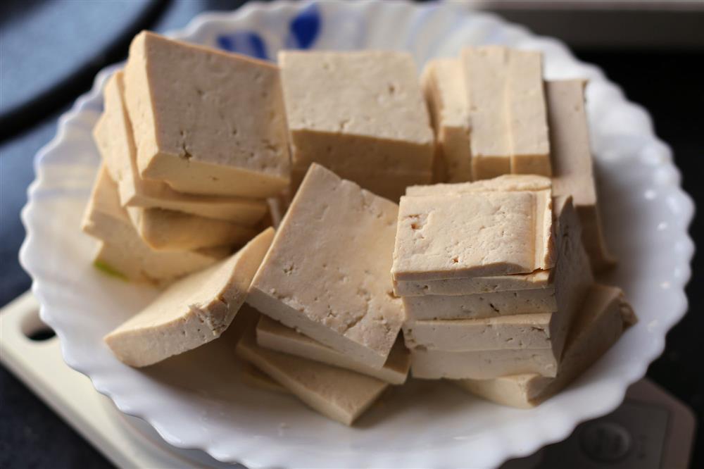 2 mẹo nhỏ khi chiên đậu phụ giúp không dính chảo-2