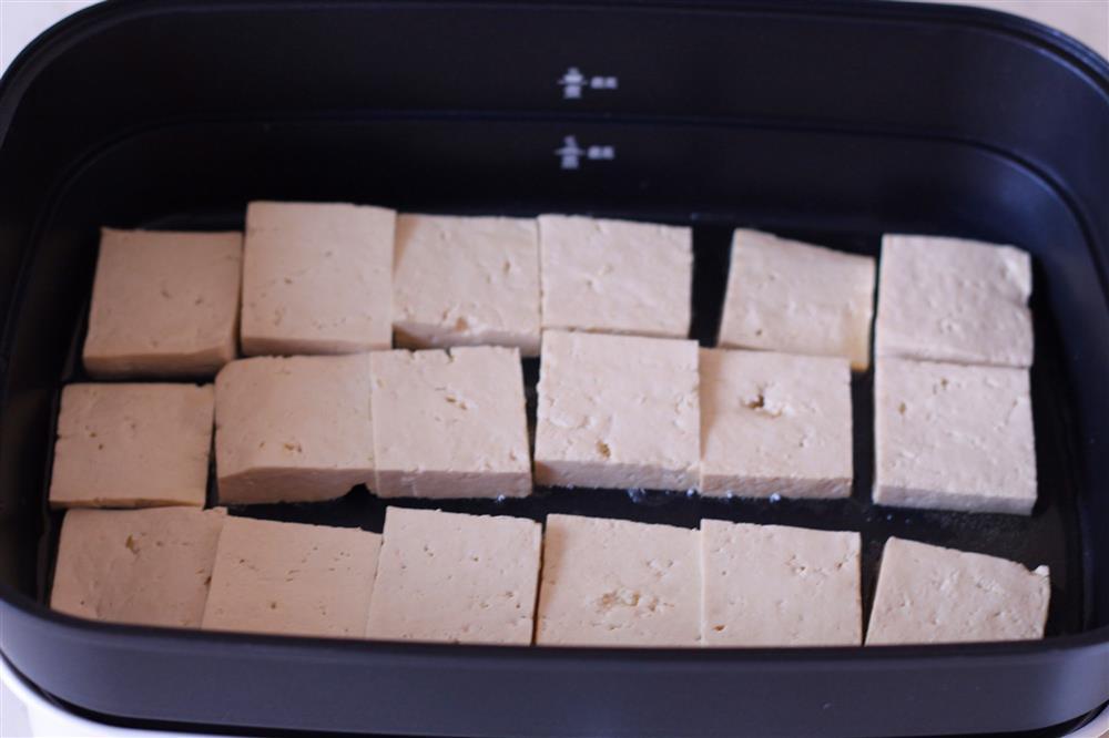 2 mẹo nhỏ khi chiên đậu phụ giúp không dính chảo-4