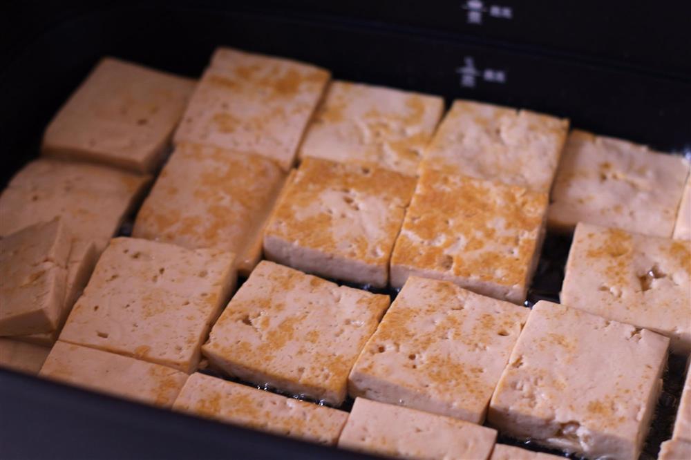 2 mẹo nhỏ khi chiên đậu phụ giúp không dính chảo-5