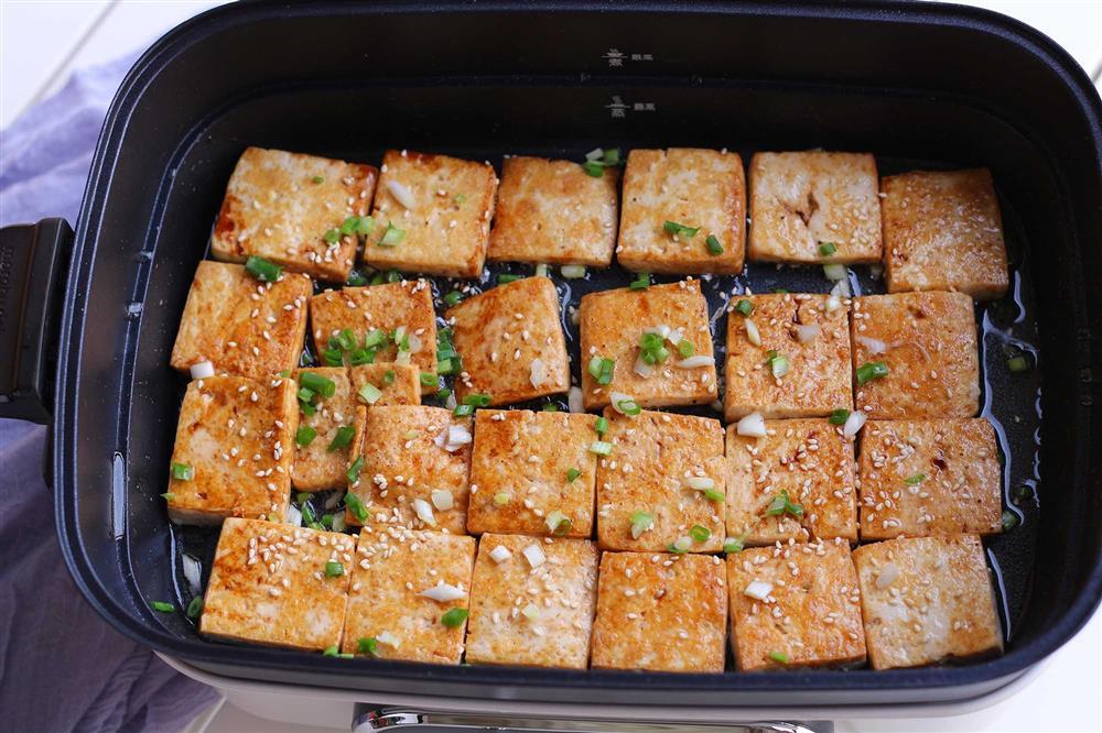 2 mẹo nhỏ khi chiên đậu phụ giúp không dính chảo-6