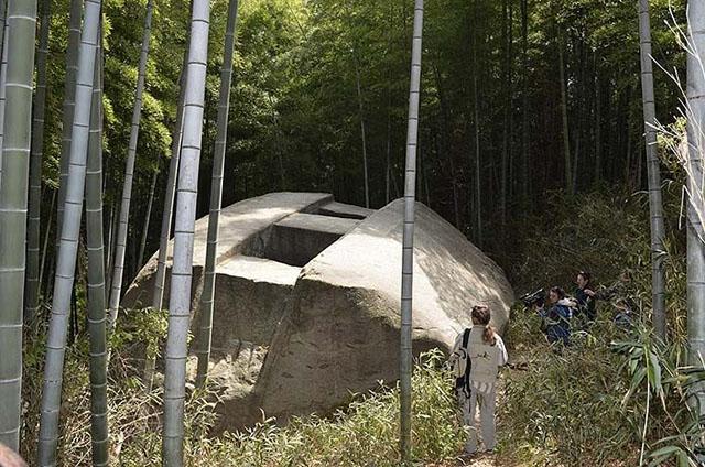 Đá 800 tấn, chứa nhiều hình thù bí ẩn trong lăng mộ quý tộc Nhật-1
