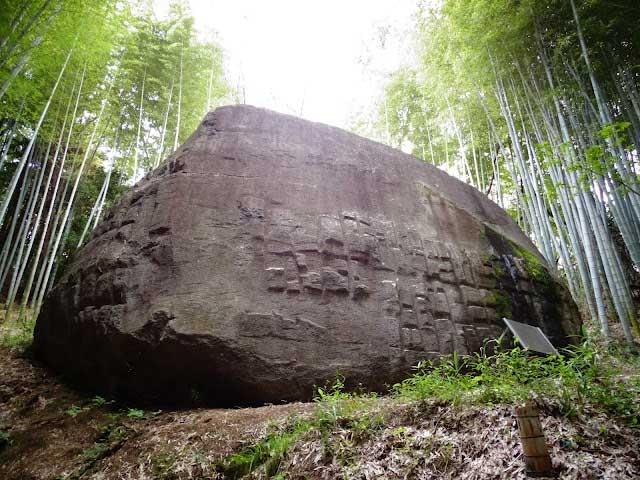 Đá 800 tấn, chứa nhiều hình thù bí ẩn trong lăng mộ quý tộc Nhật-8