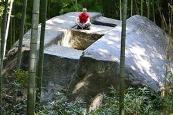 Đá 800 tấn, chứa nhiều hình thù bí ẩn trong lăng mộ quý tộc Nhật