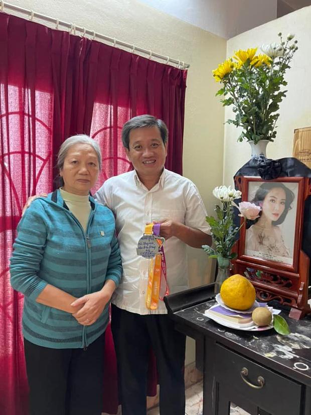 Xúc động huy chương Marathon trao trên bài vị cố Hoa hậu Thu Thủy-2