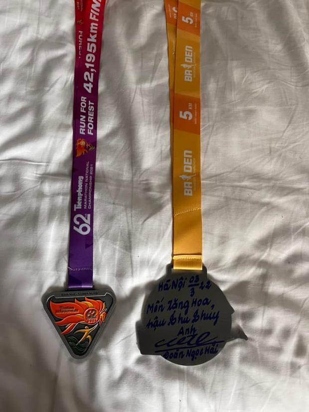 Xúc động huy chương Marathon trao trên bài vị cố Hoa hậu Thu Thủy-3