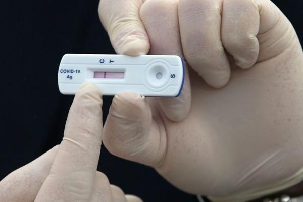 Clip: Dân tới xin test Covid-19, nhân viên y tế giật điện thoại rồi thách thức-1