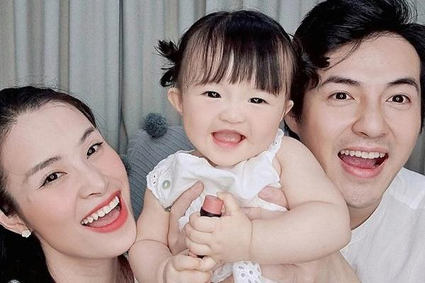 Ông Cao Thắng bế vợ lẫn con nhẹ bẫng, đừng đùa ông chú U40-10