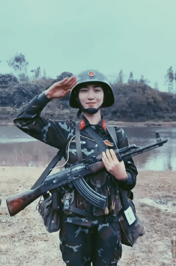 Hòa Minzy bị mỉa mặc quân phục làm màu, dám ra trận không?-2