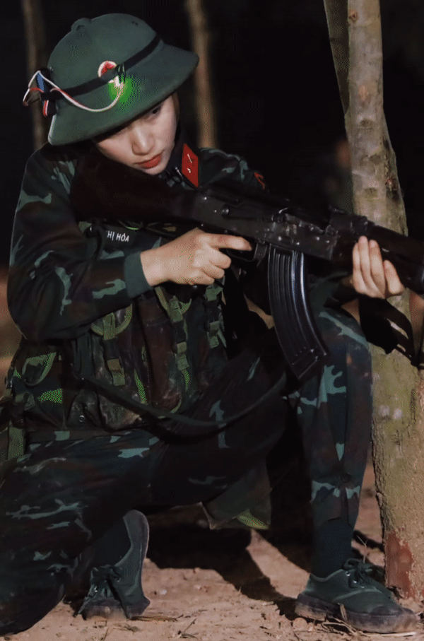 Hòa Minzy bị mỉa mặc quân phục làm màu, dám ra trận không?-4