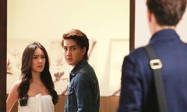 Chồng lên nhà trọ thăm thấy con khóc ngoài cửa còn vợ hú hí người tình-2