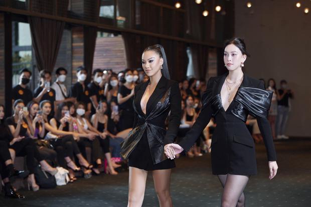 Hoa hậu Tiểu Vy và á hậu Kim Duyên đọ sắc, đọ tài catwalk-6