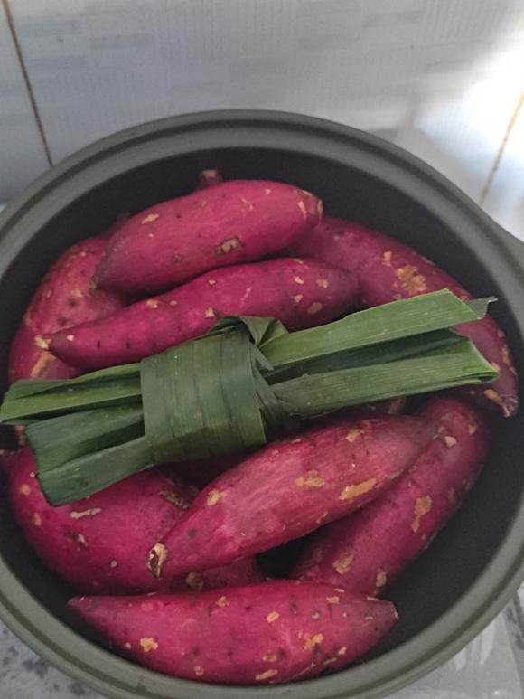 Luộc khoai lang không cần nước, cho lá này vào khoai chín bở, thơm lừng-2