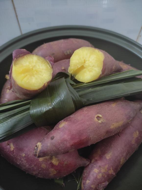 Luộc khoai lang không cần nước, cho lá này vào khoai chín bở, thơm lừng-3