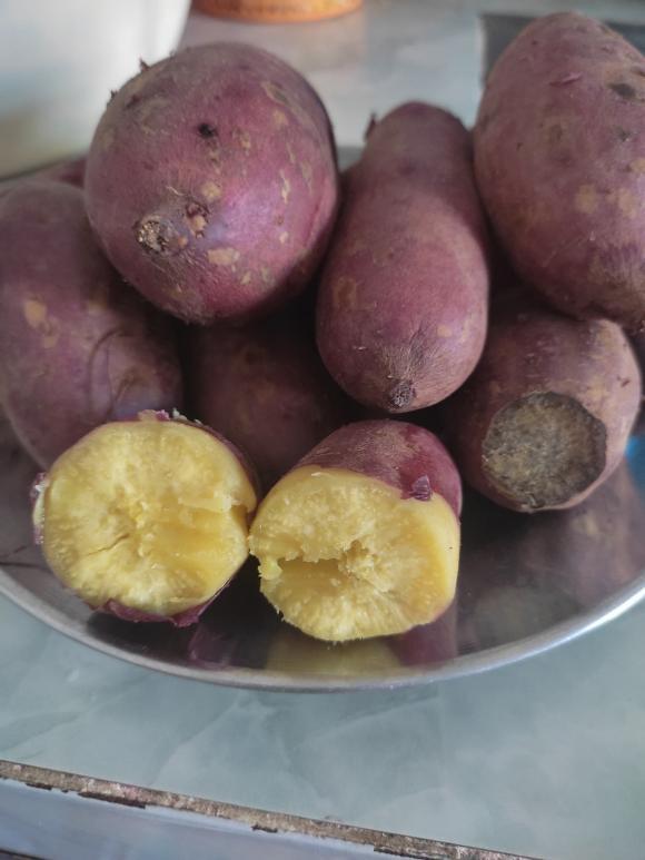 Luộc khoai lang không cần nước, cho lá này vào khoai chín bở, thơm lừng-4