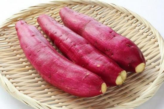 Luộc khoai lang không cần nước, cho lá này vào khoai chín bở, thơm lừng