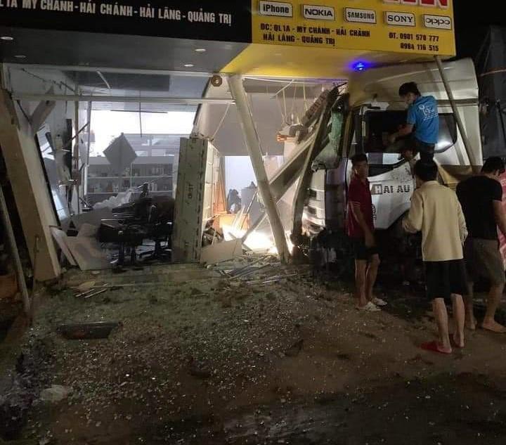 Xe tải mất lái cán tử vong nữ công nhân may mặc-1