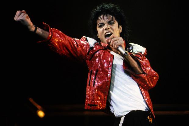 Michael Jackson từng tiết lộ nỗi ám ảnh và sự chịu đựng trong suốt thời gian dài. Những nỗi bất hạnh ấy lại đến từ người cha tài giỏi của ông. Chính Joe Jackson là người biến Michael thành 