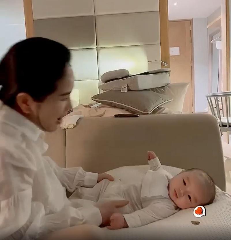 Ảnh rõ mặt quý tử của Bảo Thy và chồng đại gia-1