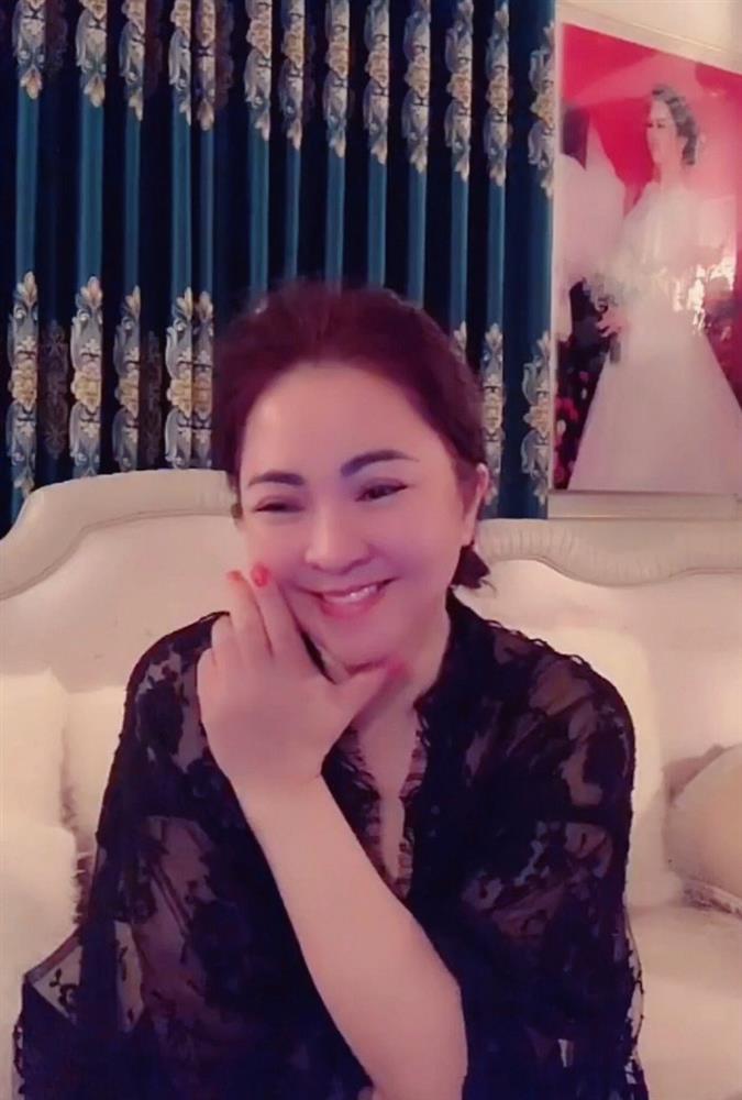 Bà Phương Hằng livestream mặc váy ngủ xuyên thấu lộ vòng 1-1