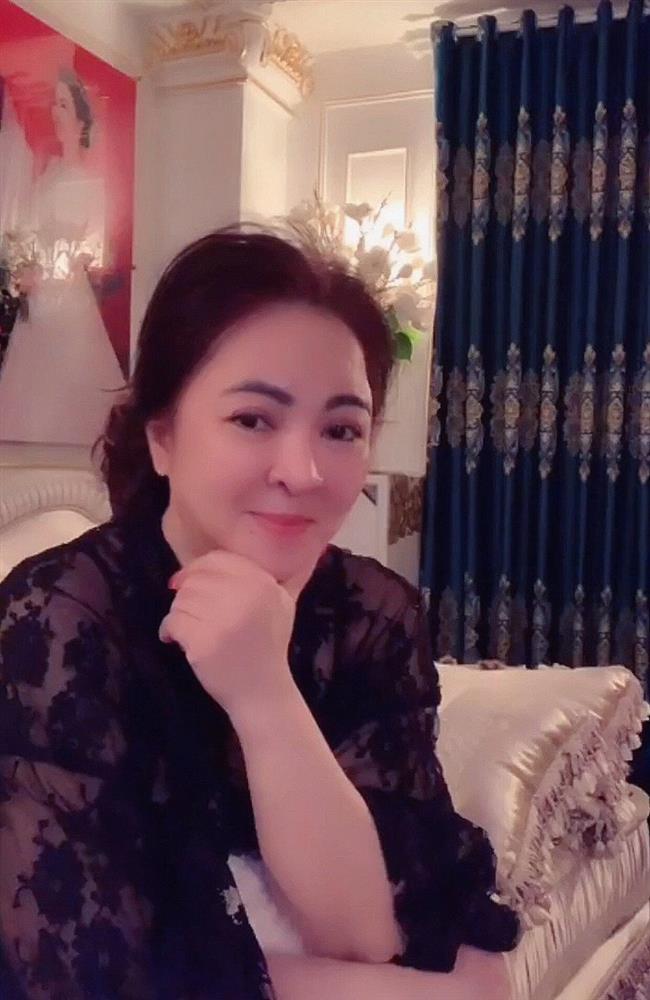 Bà Phương Hằng livestream mặc váy ngủ xuyên thấu lộ vòng 1-3