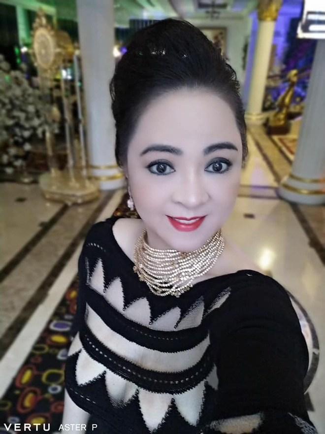 Bà Phương Hằng livestream mặc váy ngủ xuyên thấu lộ vòng 1-6