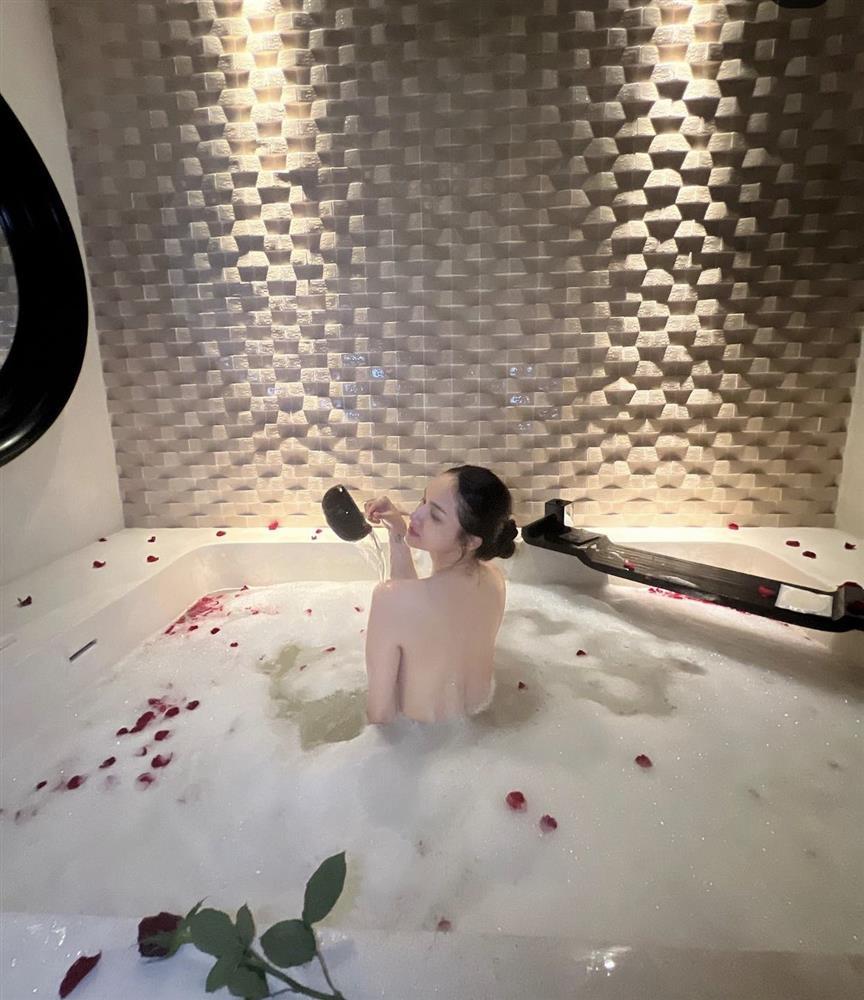 Hương Giang khoe ảnh tắm bồn lả lơi, dân mạng chỉ hỏi người chụp-1