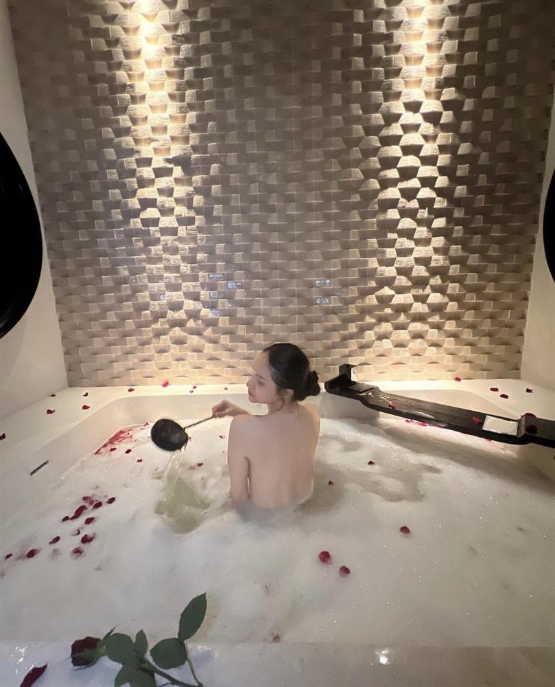 Hương Giang khoe ảnh tắm bồn lả lơi, dân mạng chỉ hỏi người chụp-2