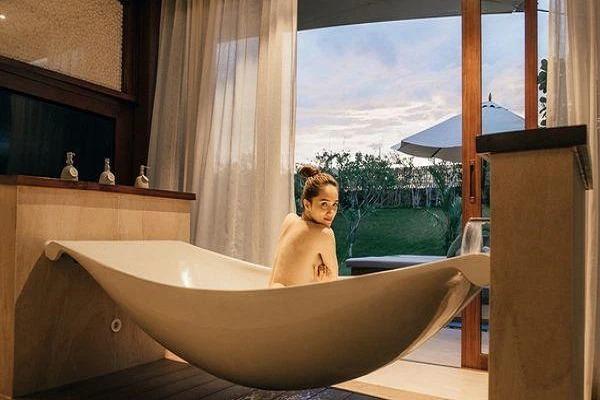 Hương Giang khoe ảnh tắm bồn lả lơi, dân mạng chỉ hỏi người chụp-4