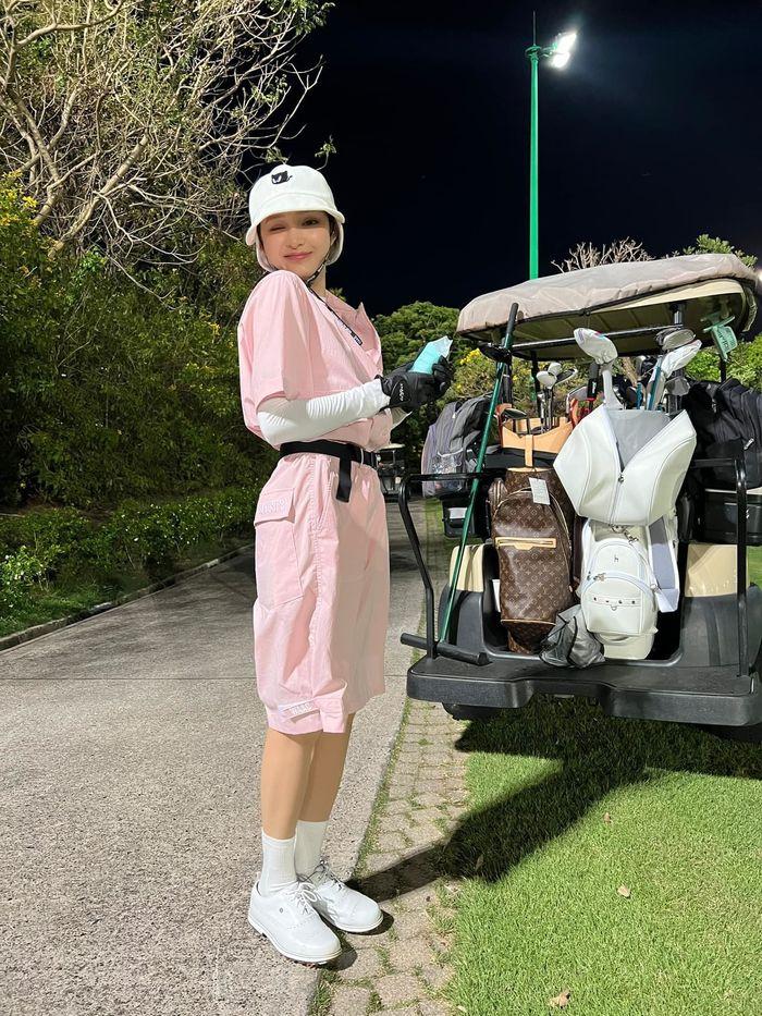 Sao Việt mặc lạc quẻ đi chơi golf: Hà Anh, Lệ Quyên ngán ngẩm-6