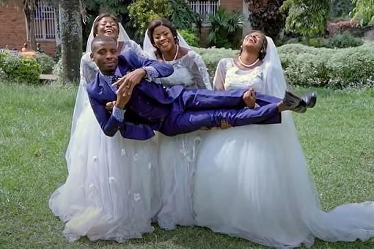 Được 3 chị em sinh 3 cùng cầu hôn, nam thanh niên quyết định cưới hết-1