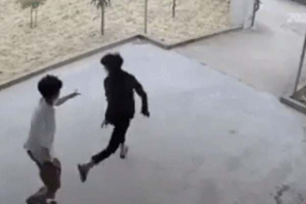 Thanh niên 17 tuổi vác dao tới quán game truy sát, 1 người tử vong