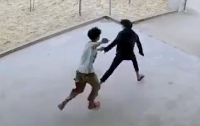 Thanh niên 17 tuổi vác dao tới quán game truy sát, 1 người tử vong-2