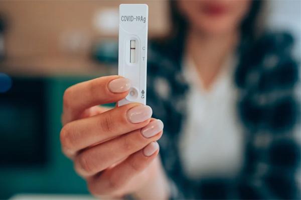 Vì sao một số người ăn, ngủ cùng F0 vẫn không mắc Covid-19?-1